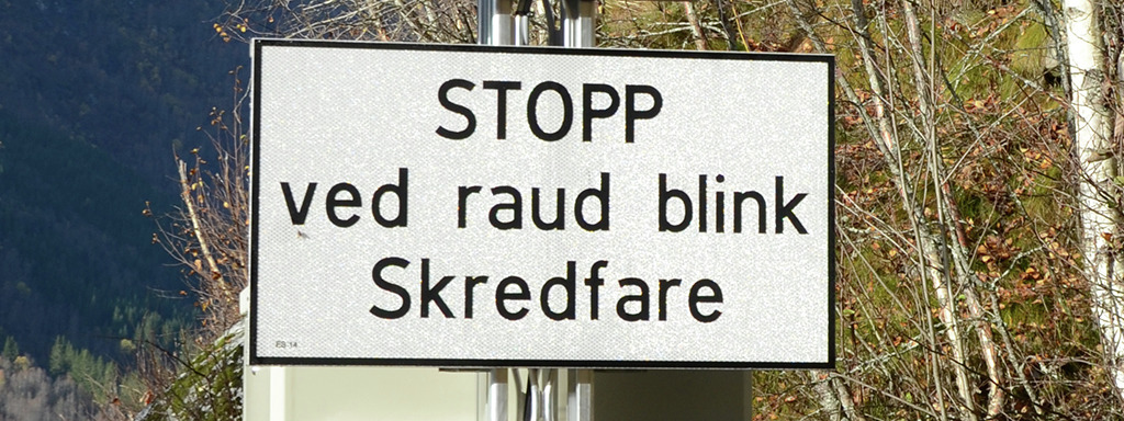 Foto av varsellys med skilt. Dette står på skiltet: STOPP ved raud blink. Skredfare. Foto: Vegard Bondevik Lie/Statens vegvesen