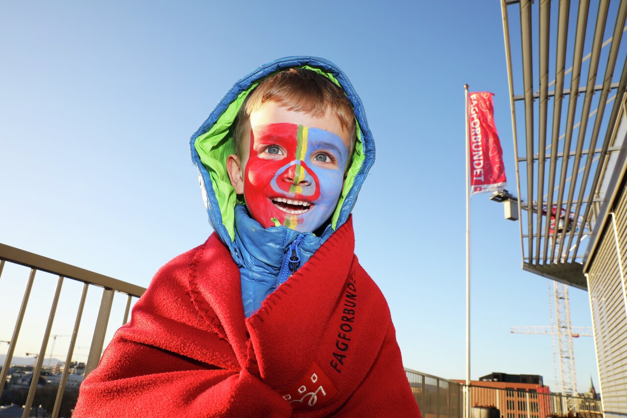 samedagen modell Peter barn lek samisk flagg