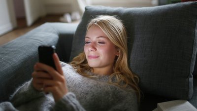 kvinna läser på mobil