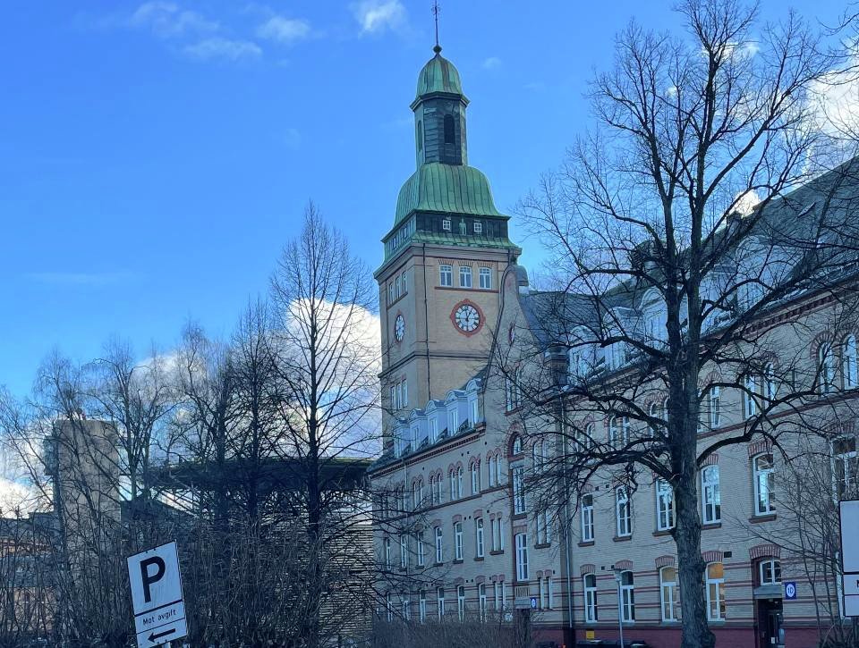 Bilde av bygg 1 på Ullevål sykehus en vinterdag.