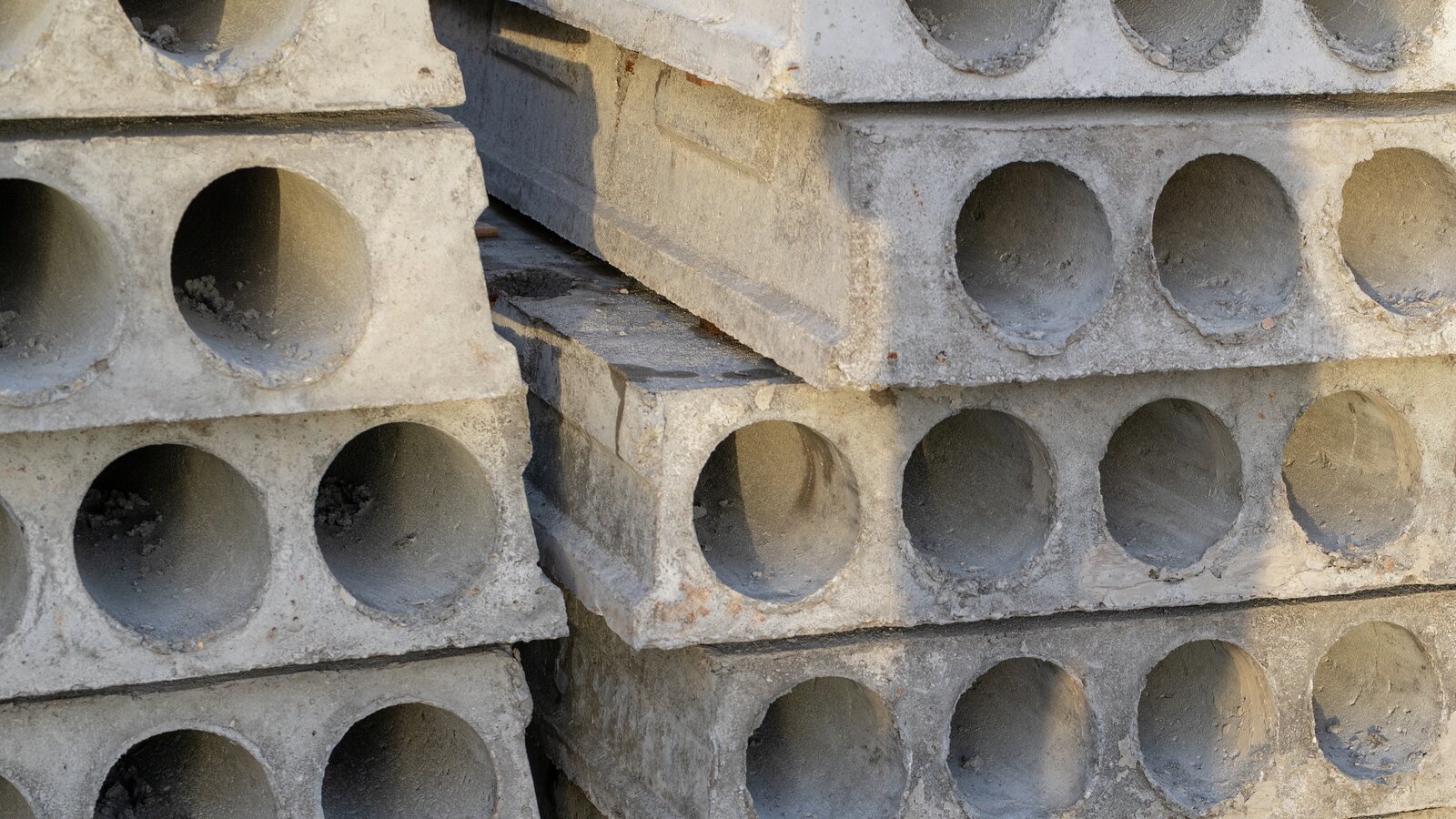 Hulldekker av betong stablet på trepaller
