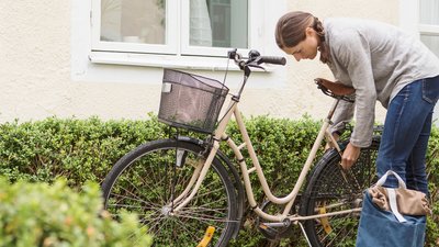 Kvinna låser cykeln