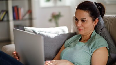 nainen katsoo tietokoneettaan