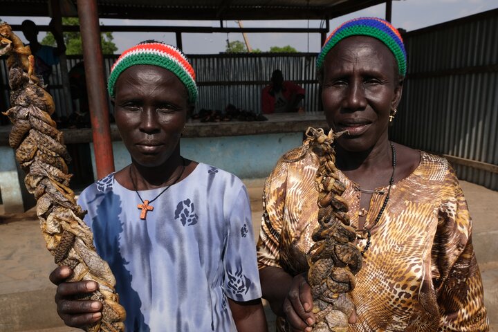 Kvinnene selger soltørket fisk på markedet i Bor.