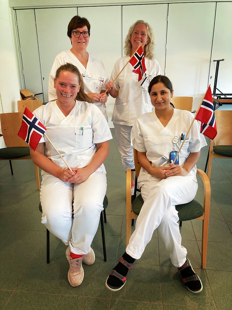 Det var stor glede blant kollegene på Mørkved sykehjem da ni ansatte fikk faste og hele stillinger. Foran t.h. Harmeet Sammi, bak henne Tove Eikanger, sittende til venstre Maria Seivaag og bak t.v. Marit Fredriksen.