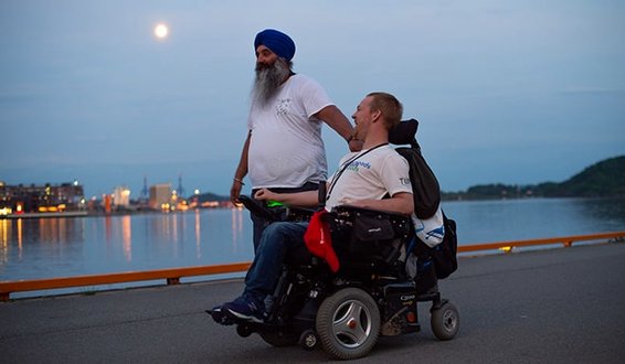 Ung mann i rullestol trilles av assistent i måneskinn i Bjørvika