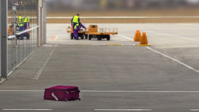 Resväska tappats från bagagevagn