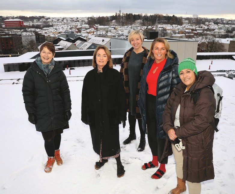 F.v.: Administrasjonssekretær Jorun Fruseth, leder Hanne Nordby, rådgivere Kari Merete Stensås og Heidi Olsen og renholder Nina Adsen.