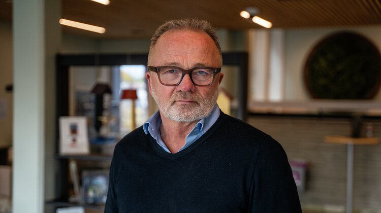 Øyvind Henriksen har et nøytralt blikk til kameraet