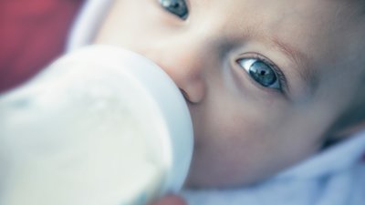 Vauva juo maitoa tuttipullosta