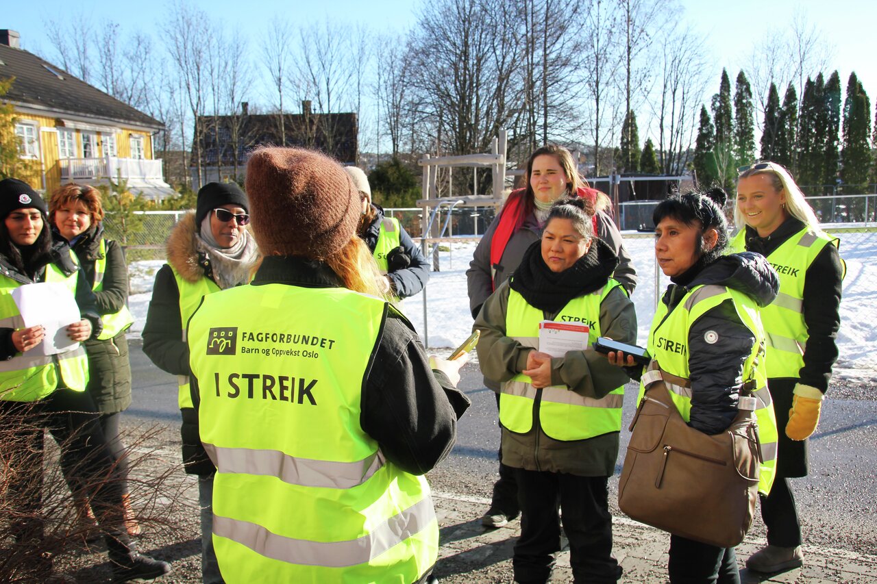 Står på: Streikevakter ved Teisentoppen barnehage i Oslo.