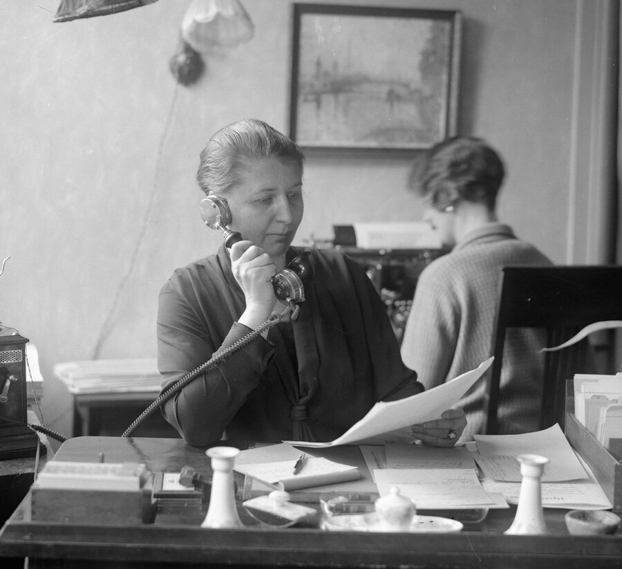 1920 Kvinne snakker i telefonen