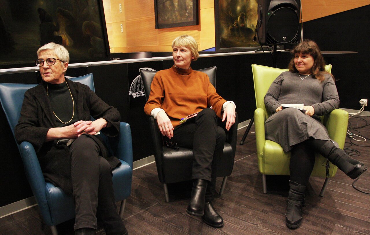 Redaktør Tove Heggen Larsen (t.v.), forsker Beret Bråten og førstelektor Elena Tkachenko deltok i en debatt på lanseringen av boka "Kampen om barndommen". 