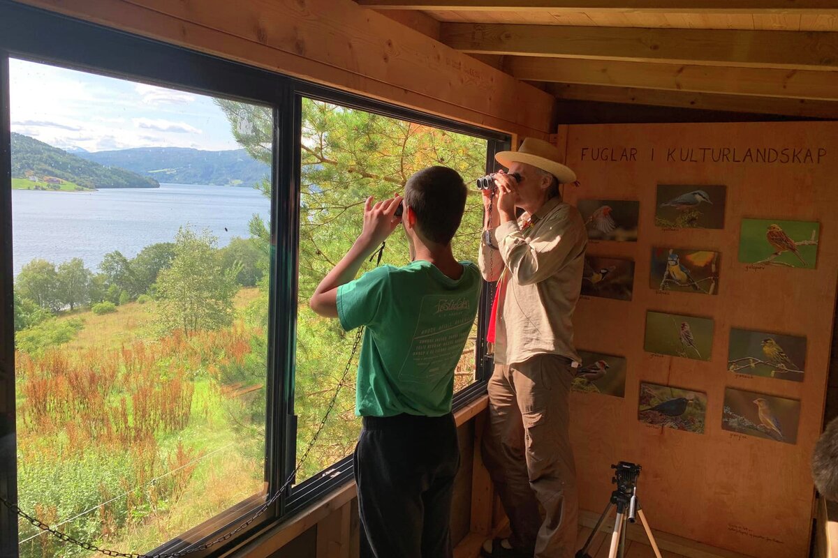 Et eget fugletittehus er bygd så man kan observere fuglelivet hele året i allslags vær. Foto: Tingvoll Økopark
