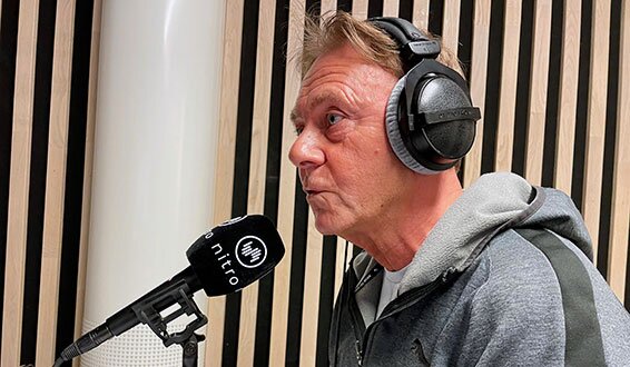 Kåre Hunstad med headset i lydstudio