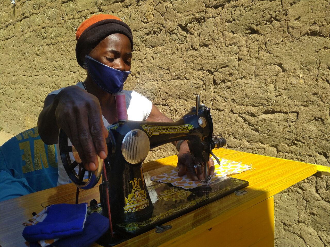 Fagforbundets SOS-barneby i Huambo har kurs for å sy masker til skolebarn.