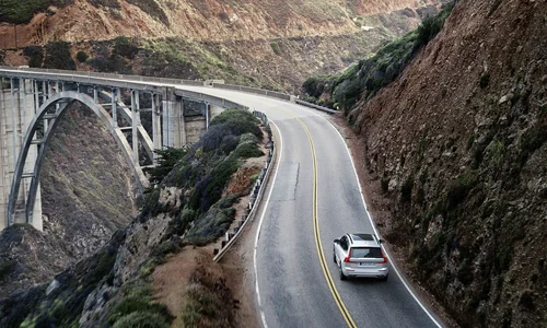 Volvo XC60 åker på bergsväg 
