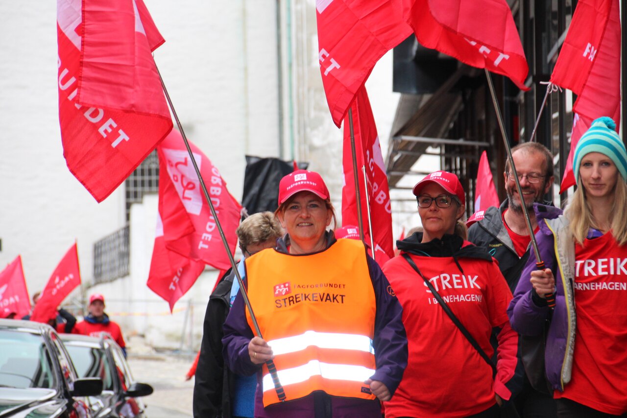 Fagforbundet arrangerer fanemarkering i forbindelse med Akasia-streiken i Bergen i 2017.