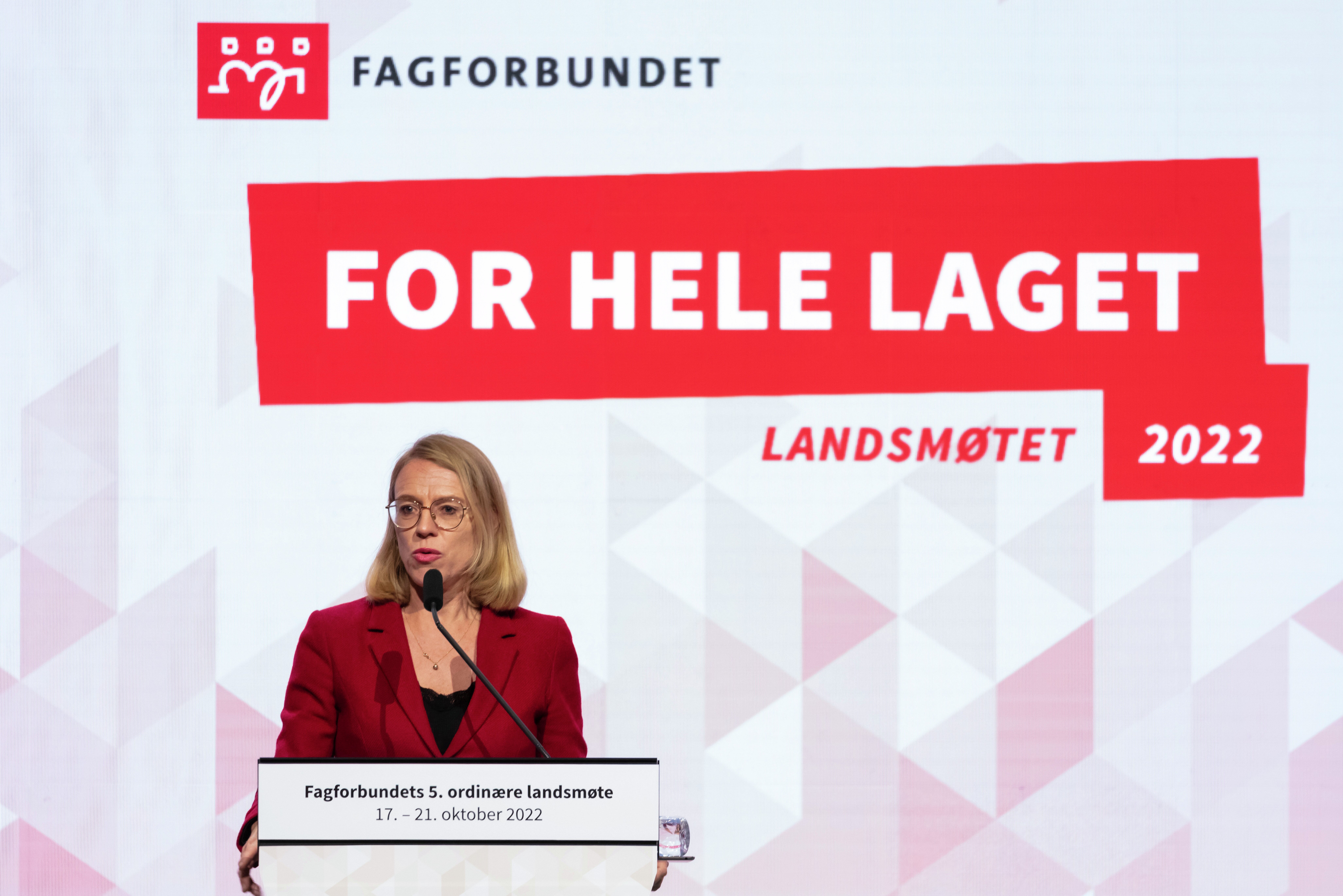 Utenriksminister Anniken Huitfeldt fra talerstolen under Fagforbundets landsmøte.