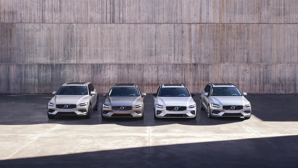 Fyra Volvo V60 parkerade bredvid varandra.