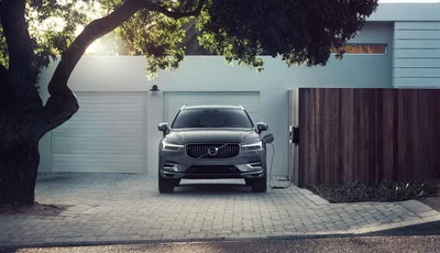 Volvo XC60 laddar utanför bostad.