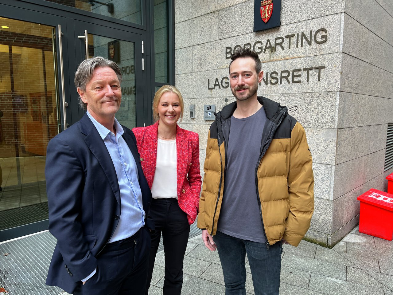Kjetil Edvardsen og Thea Rabe er to av forbundsadvokatene som har bistått medlemmene i saken mot Stendi. Her med saksøker og miljøarbeider Ken Schjøllert Mostue Rogstad (til høyre).