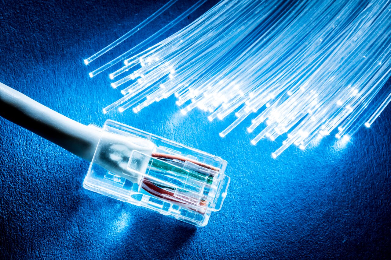 Ethernetkabel og fiberkel