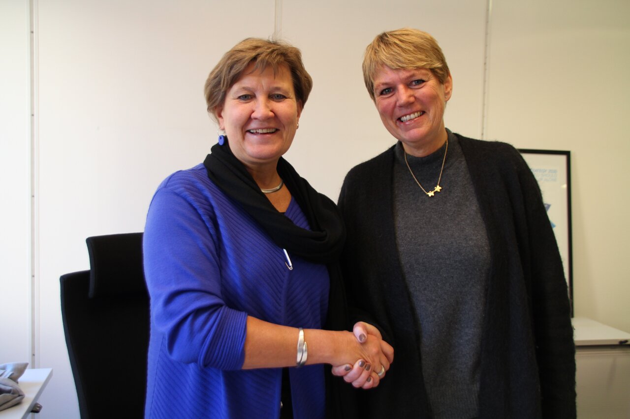 Leder i Fagforbundet Mette Nord og generalsekretær i SOS-barnebyer Bente Lier underskrev en ny fireårig samarbeidsavtale. 