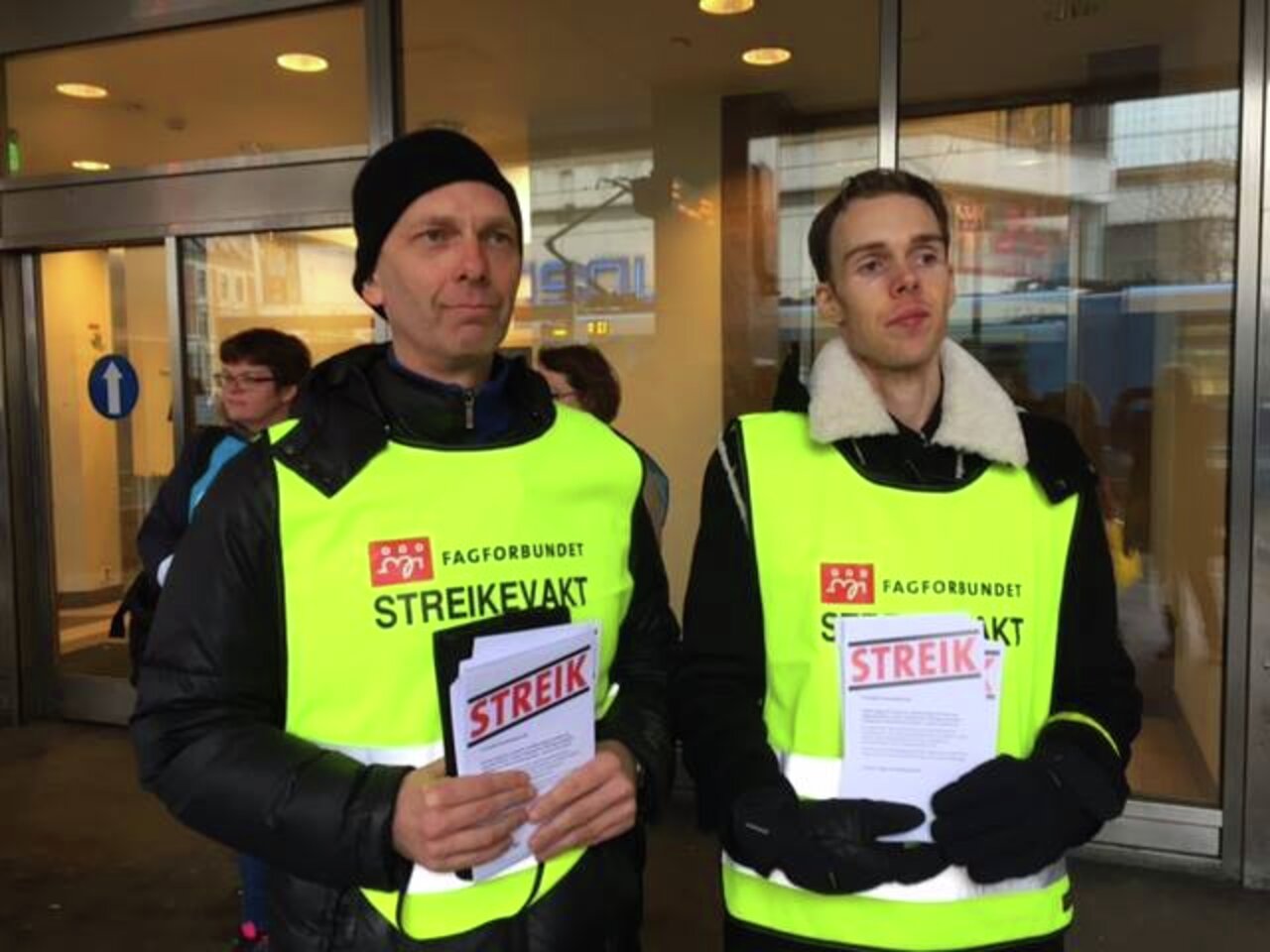 Håkon Aas og Erik Kristoffer Arnesen (fra venstre) har første streikevakta utenfor LHLs lokaler i Oslo, og er mer enn klare til kamp for en rettferdig pensjon.