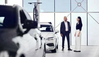 Mann og kvinne står inne hos Volvo-forhandler