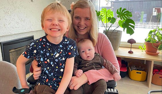 Carine Øien Ødegaard med to barn på fanget