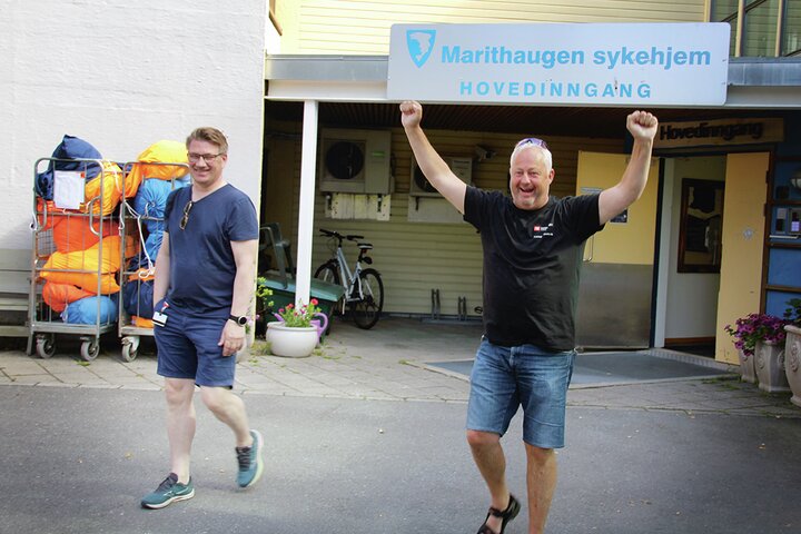 God stemning: Truls Bjarttun og Stig Edvardsen er fornøyd med besøket ved Marithaugen. Stig fikk verva en sykepleier.