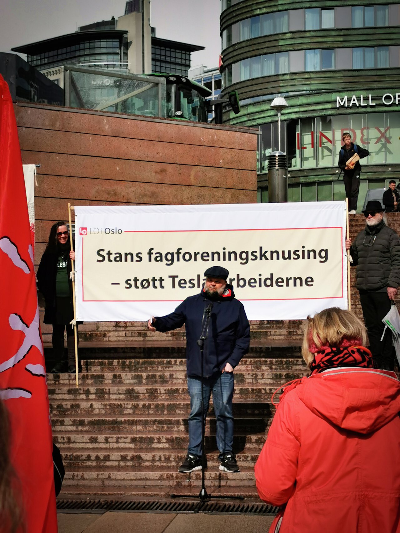 LO i Oslo og en rekke andre fagforeninger holdt støttemarkering for de svenske streikende i IF Metall torsdag 25. april.