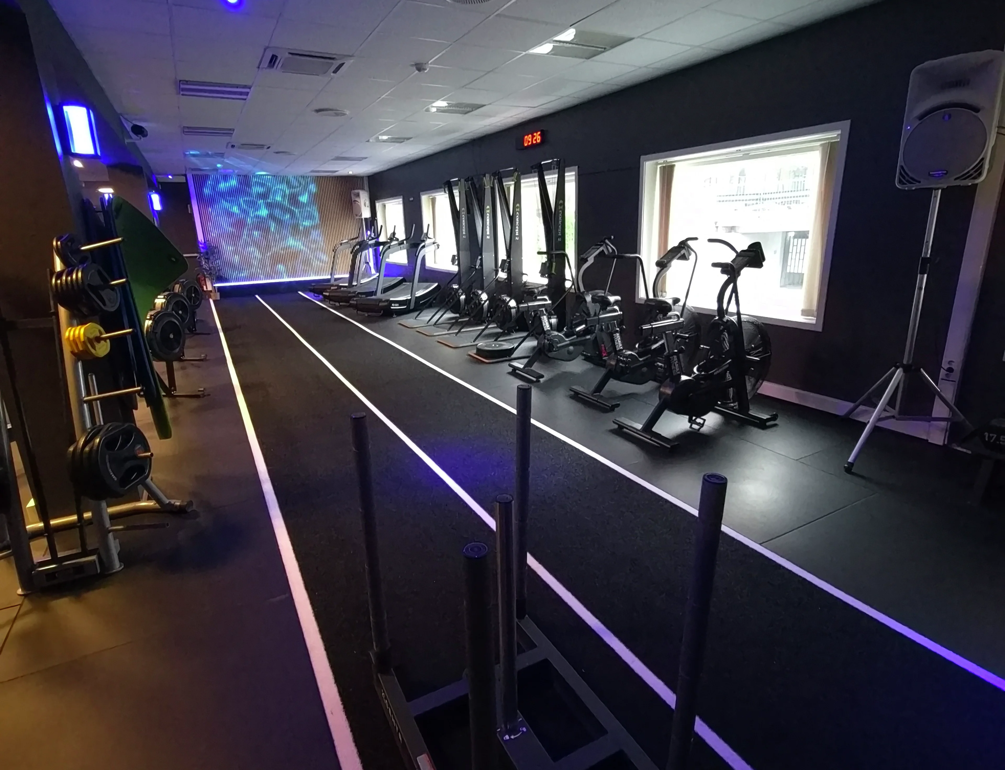 Funksjonell sone med sledebane, airbikes, skiergs og kurvede tredemøller i blått lys, MOVA Moss
