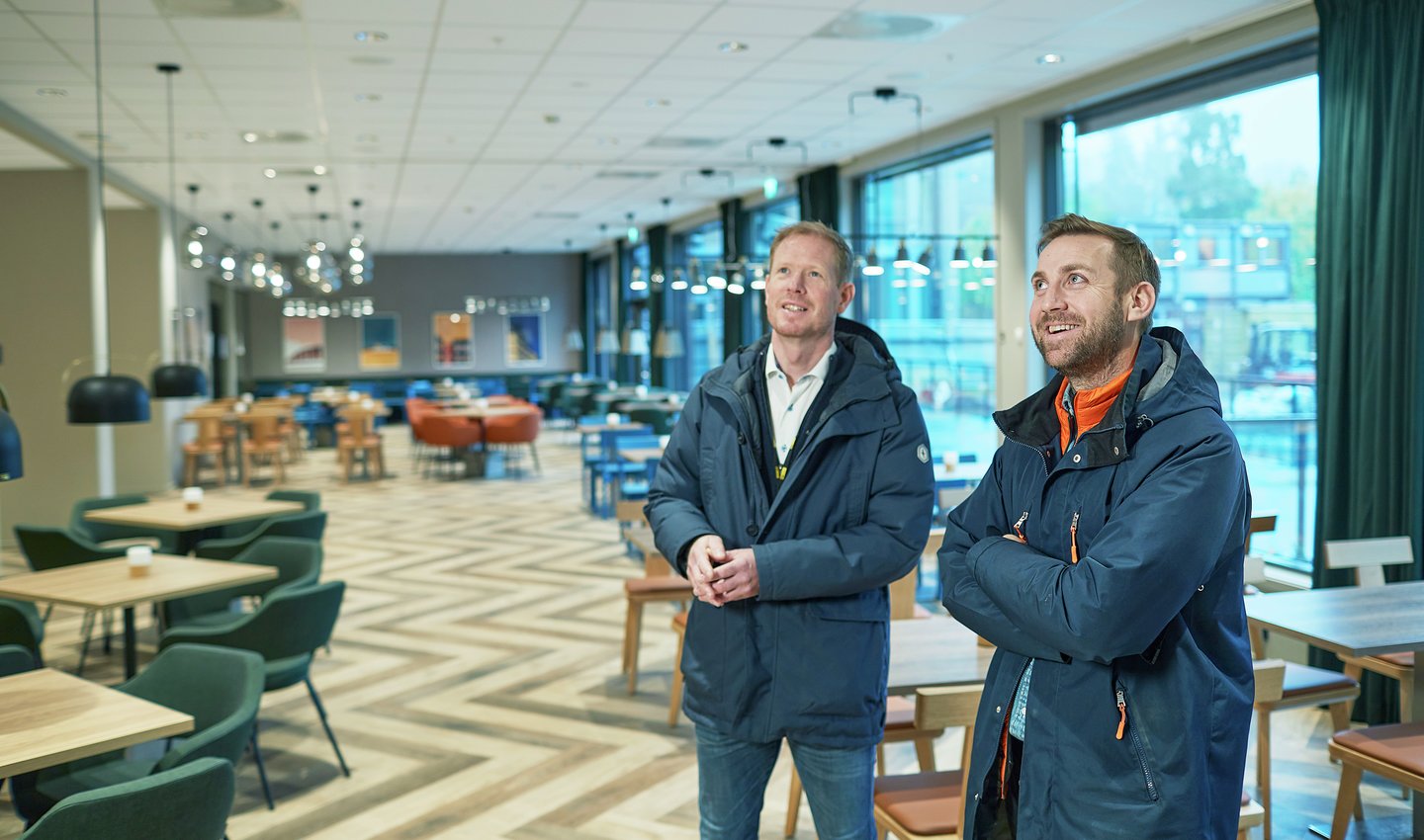 Stian Schjølberg, avdelingsdirektør og Bård Eckmann, prosjektleder i AF Bygg Oslo  viser frem den nyrenoverte frokosthallen.
