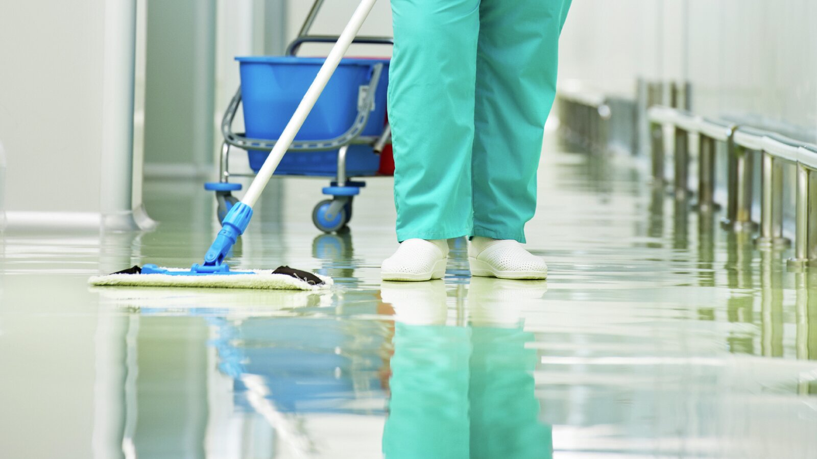 Renholdsarbeider vasker gulv med en mopp