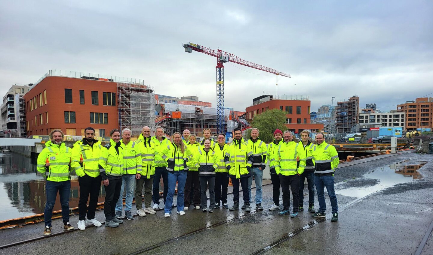 prosjektteamet på byggeprosjekt i vernejakker