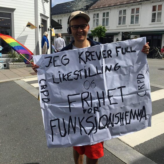  Andreas Haugland Ausland med plakaten "Jeg  krever full likestilling og frihet for funksjonshemmede"