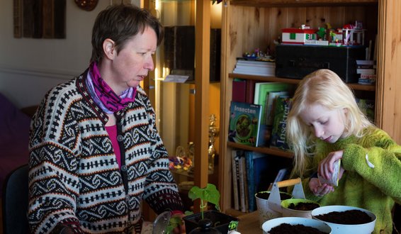 Nynke Feenstra ser på at datteren Liv Una sår frø i blomsterpotter