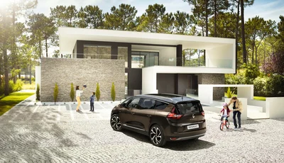 Svart Renault på garageuppfart med familj