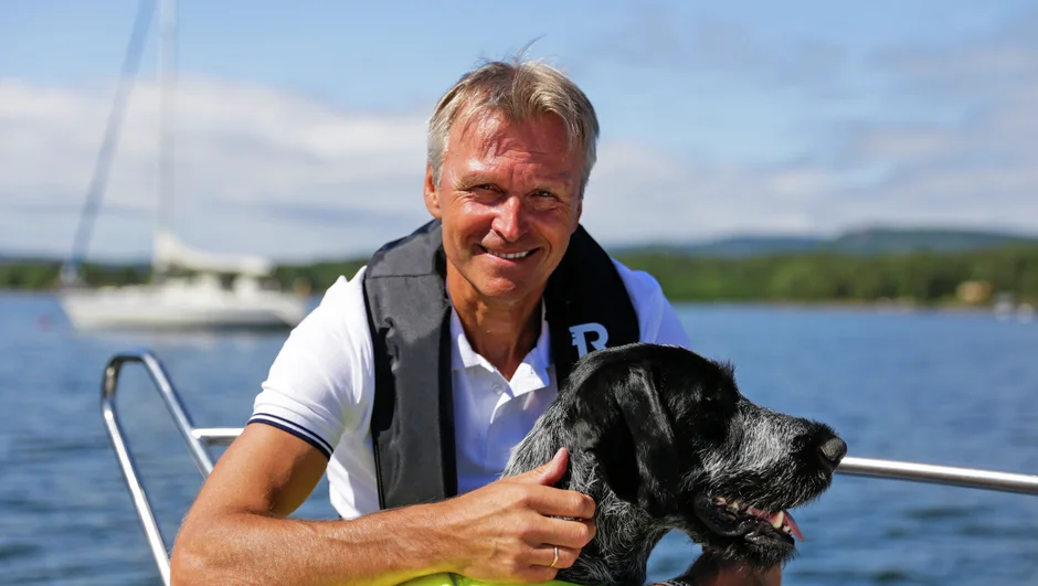 Atle C. Strøm og hunden Sting om bord på en båt