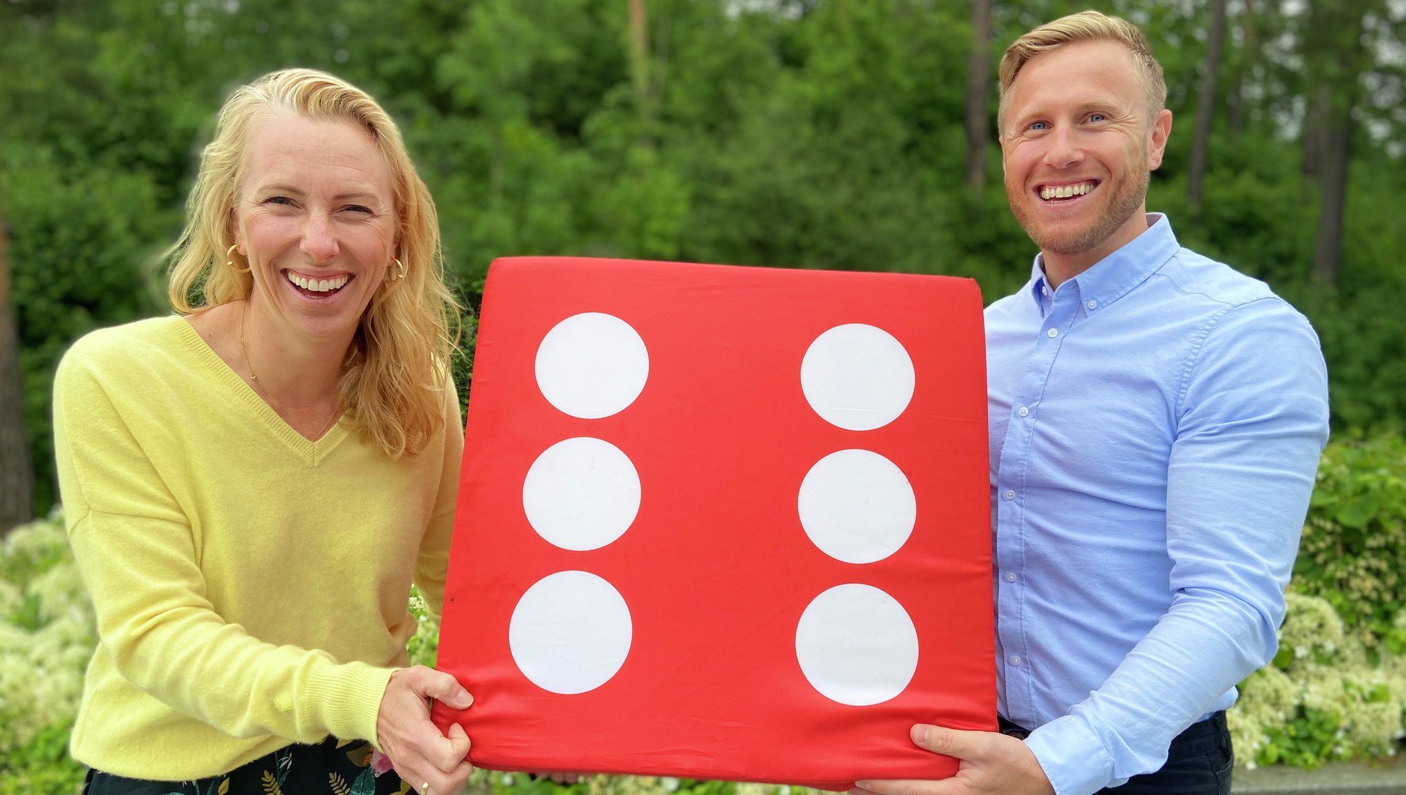 Hilde Øverby (produktsjef) og Lasse Nygård (produktspesialist) er fornøyde med seks prikker på terningen!