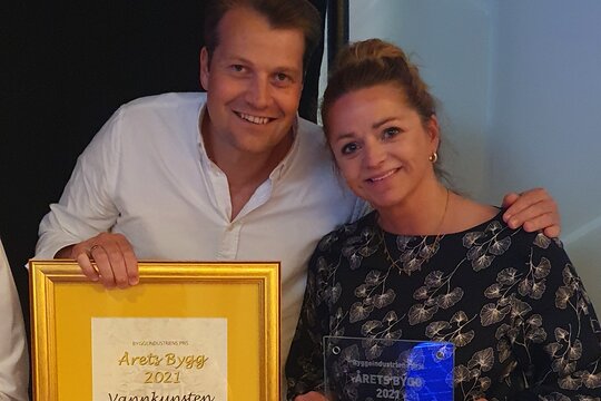 Birger Kristiansen og Hege Vinjevoll mottok prisen for årets bygg 2022 - Vannkunsten