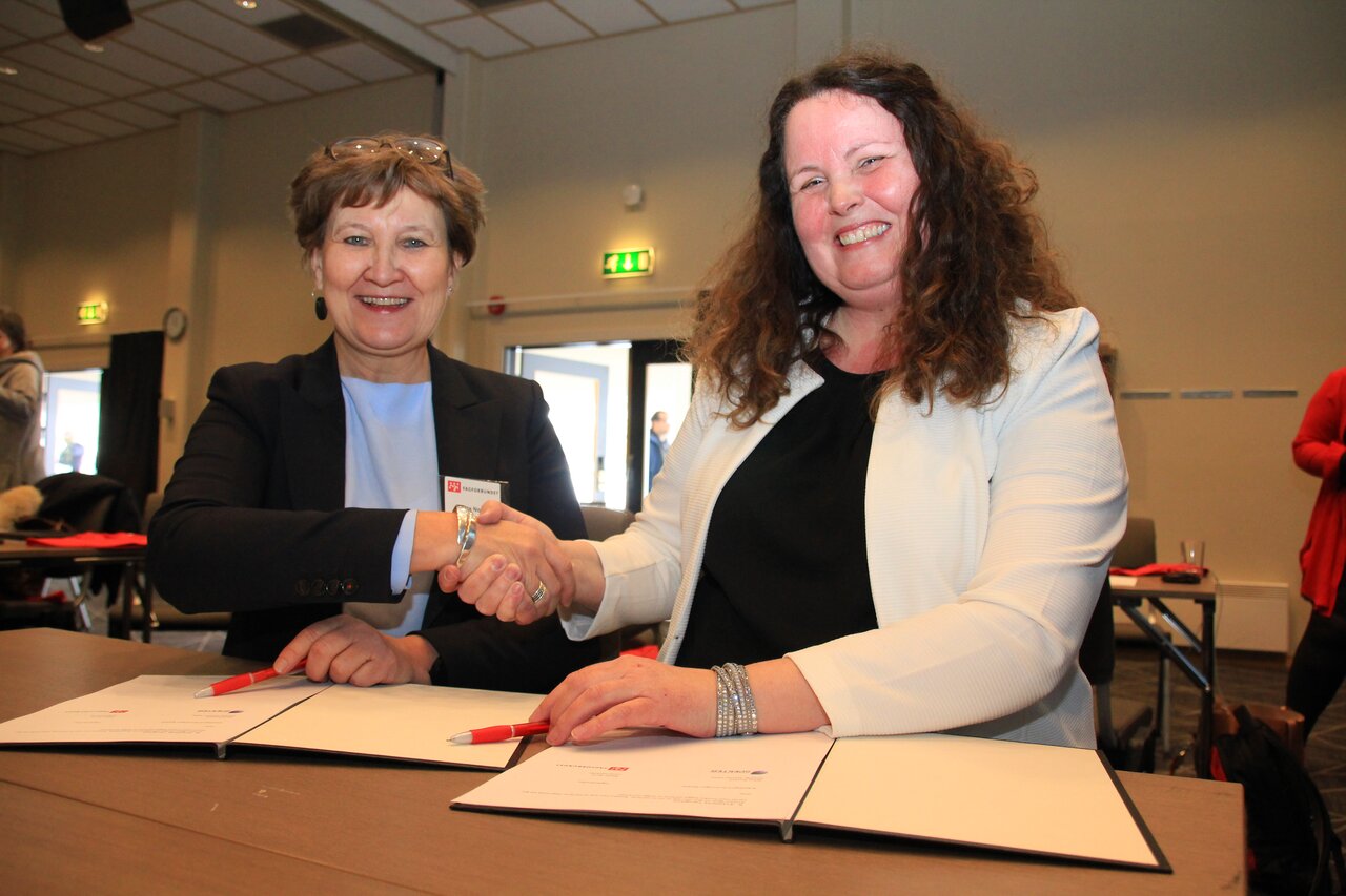 Mette Nord og Sylvia Brustad signerte samarbeidsavtalen mellom Fagforbundet og Spekter-Helse.