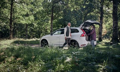 Par i skogen lastar ur bagageutrymmet på en Volvo XC60 