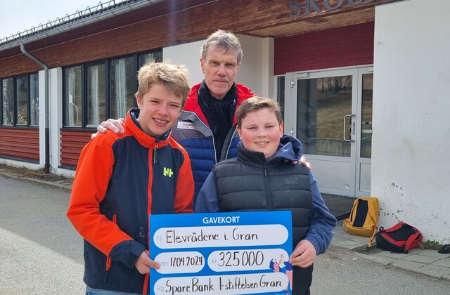 Overrekkelse av pengegave til elevråd i Gran kommune,  fra høyre  Oskar Kjærnes, Jørn Prestkvern, Tarjei Espedokken Nielsen