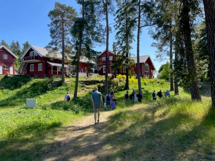 Fagorganiserte på vei opp til hovedhuset på Kjeholmen.
