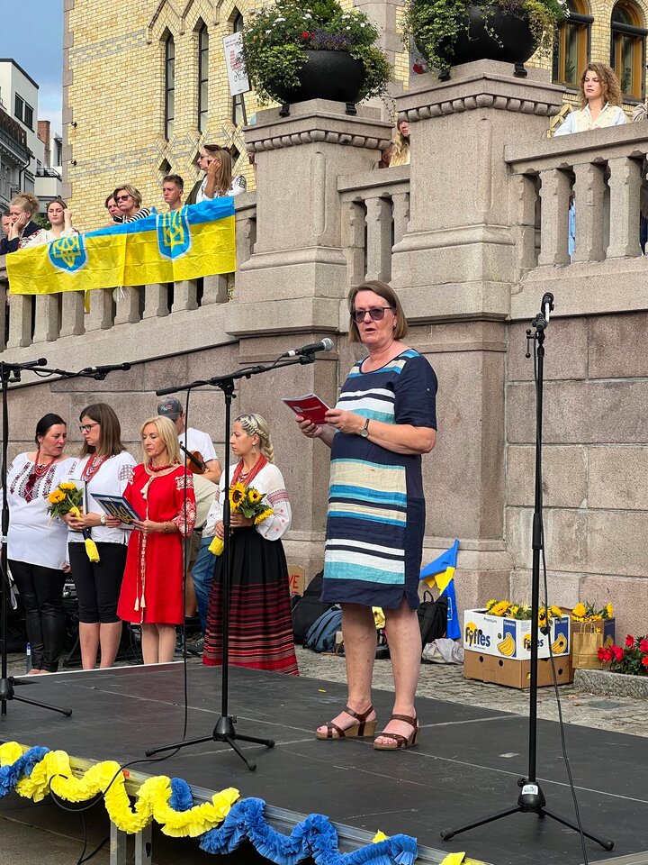 Anne Green Nilsen fra Fagforbundets ledelse holdt appell ved solidaritetsmarkeringa utenfor Stortinget.