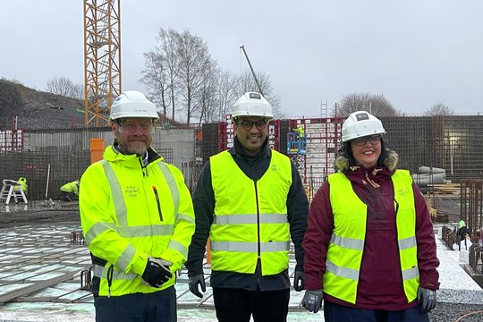 Grunnarbeidene er ferdig, og Oslobygg KF er sammen med AF Byggfornyelse nå i full gang med å reise det nye Tøyenbadet. I løpet av 2022 skal råbygget til Oslos nye hovedbad stå ferdig.