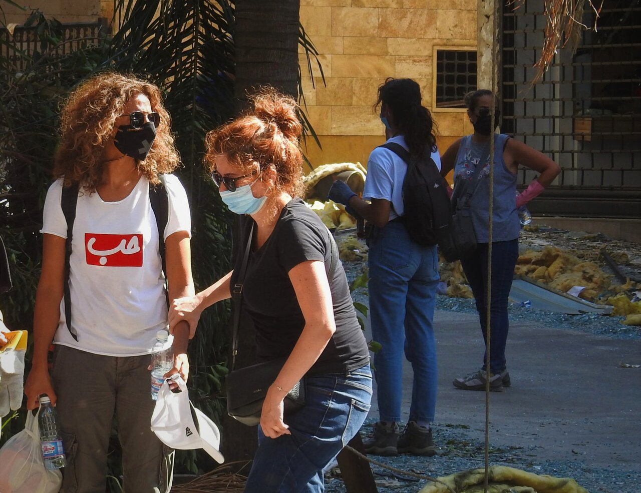 Kvinner rydder opp etter eksplosjonen i Beirut.